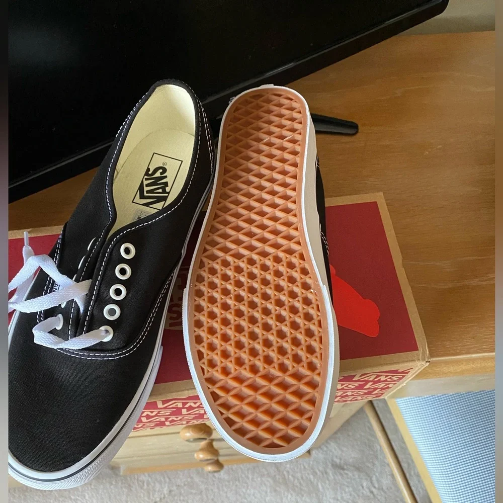 NWT Vans Men's Black and White Canvas Sneakers - Picture 2 of 2